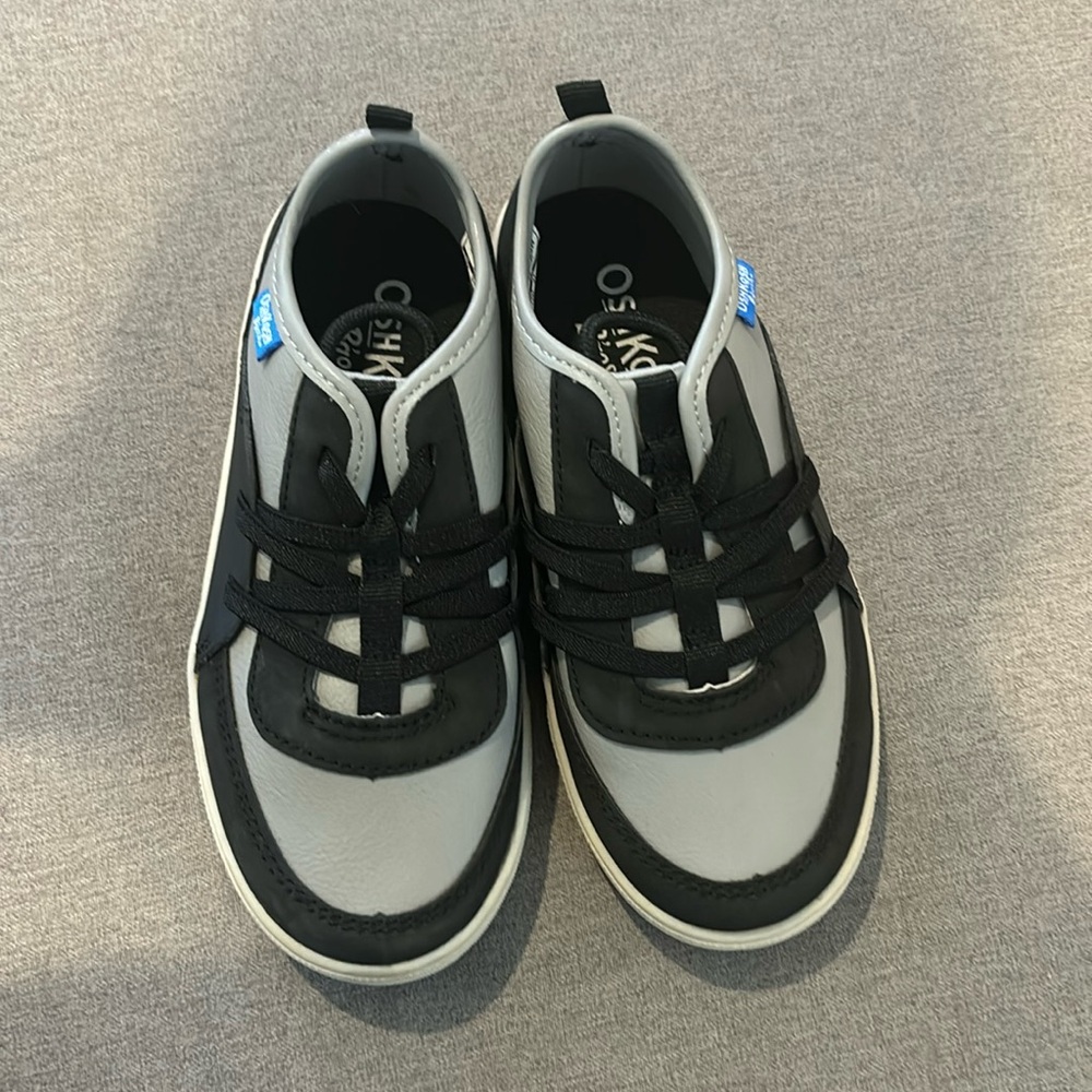 New without Tags, Sneakers with elastic laces